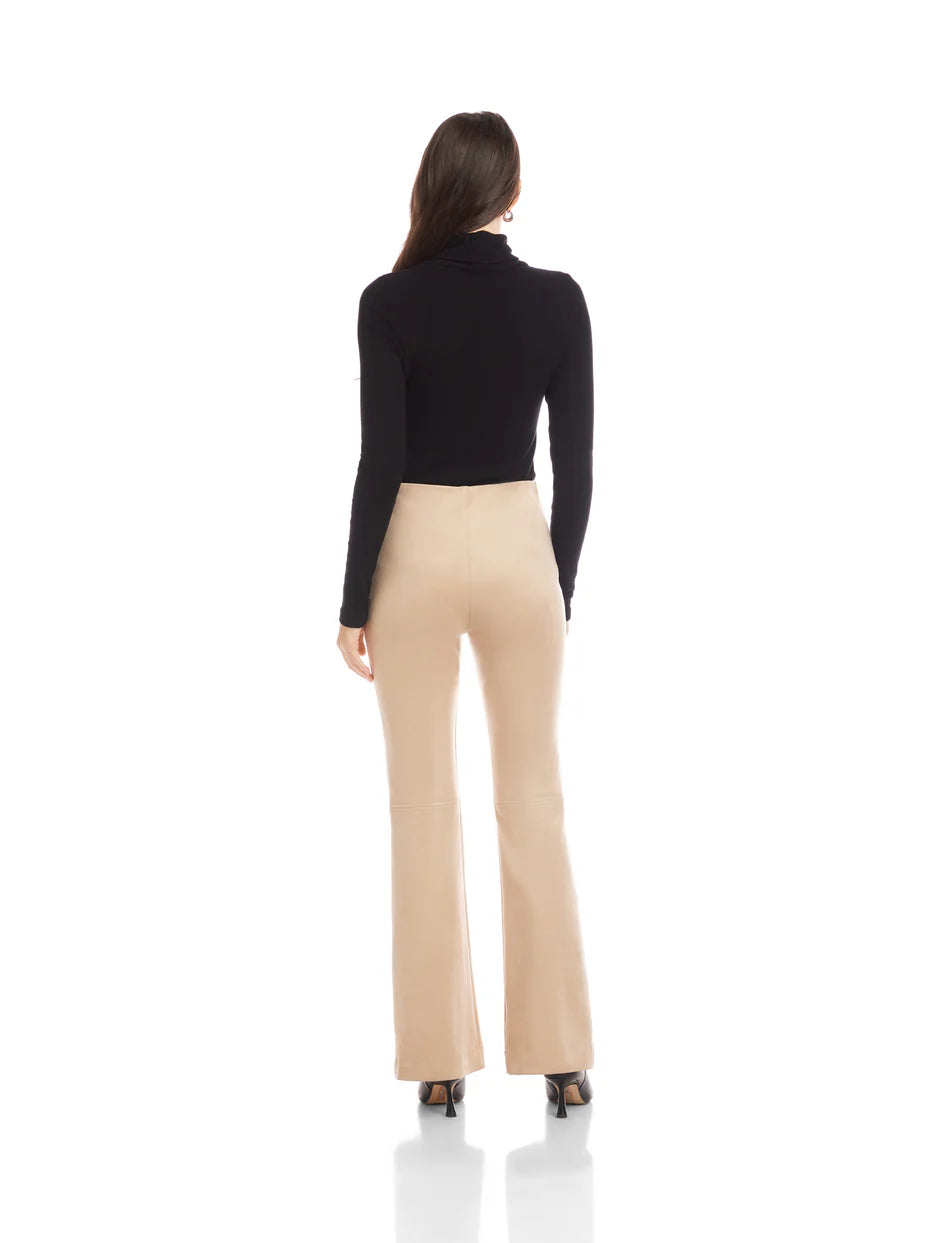 Molly Bootcut in Almond