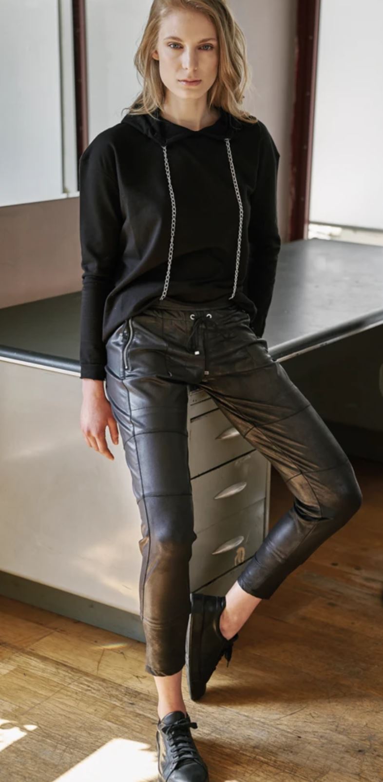 City Jogger Leather - Black - Black - 2